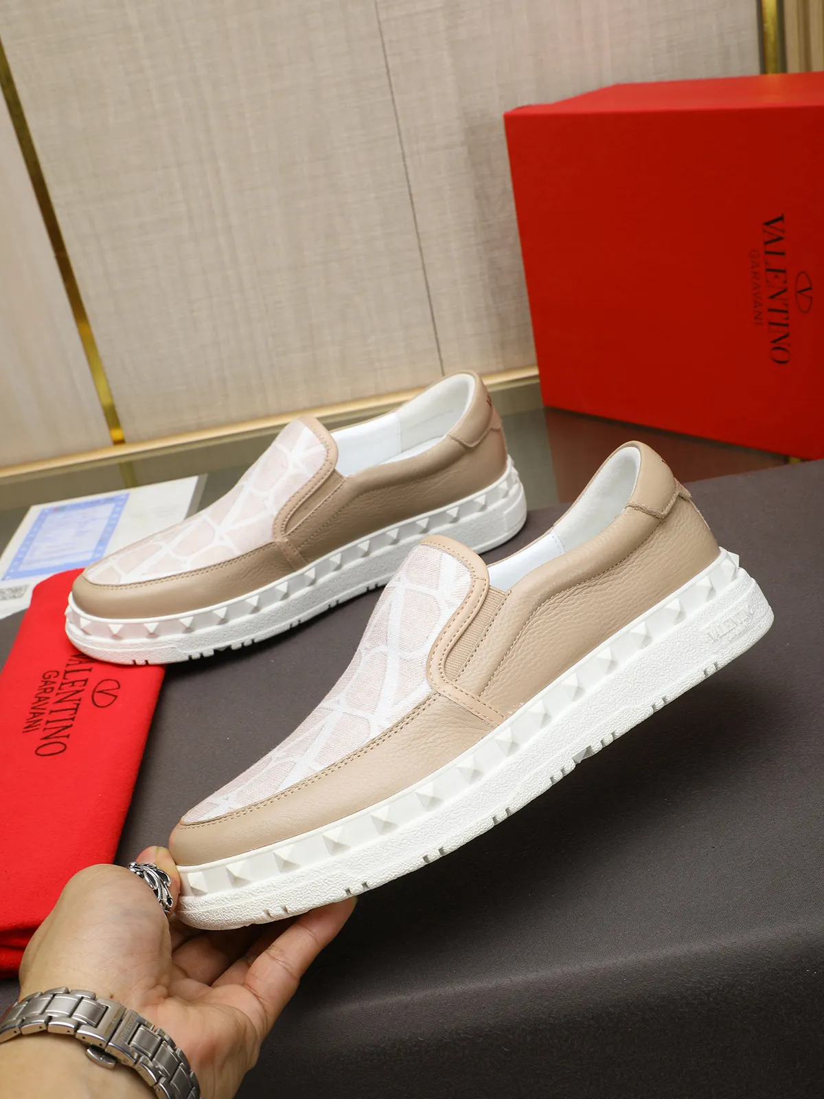 Men's shoes 💰440 Valentino "VALENTINO" hot sale ❤️ Counters ship at the same time 1:1 👏 Imported cowhide + waterproof fabric + leather lining 🐂 Casual fashion shoes Exquisite workmanship Original original outsole 38-44 (45 customized, non-refundable)